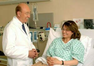 médico consultando paciente