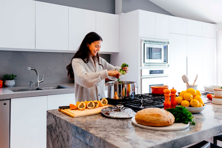 mulher cozinhando comidas saudáveis