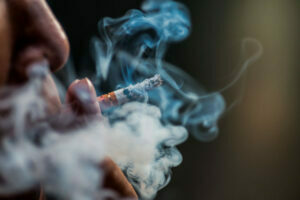 Parar de fumar é essencial na prevenção do câncer.