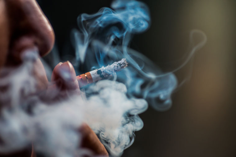 Parar de fumar é essencial na prevenção do câncer.