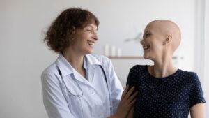 Médica conversa com paciente em ambiente clínico durante acompanhamento do tratamento