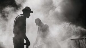cena monocromatica retratando vida dos trabalhadores em um local da industria da construcao