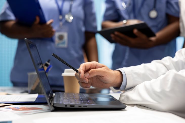 doutor usando notebook em clinica