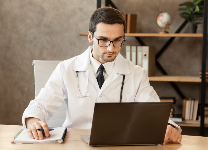 doutor usando o notebook