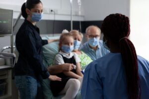 imagem de pessoas reunidas no hospital