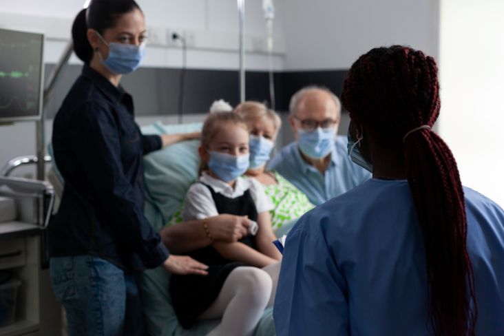 imagem de pessoas reunidas no hospital