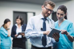 medico e enfermeira discutindo