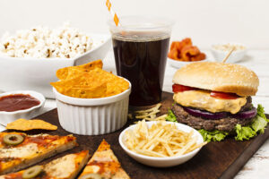Bandeja de junk food em mesa branca