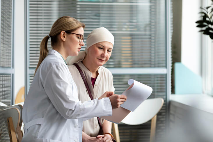medica orientando paciente oncológica em consulta