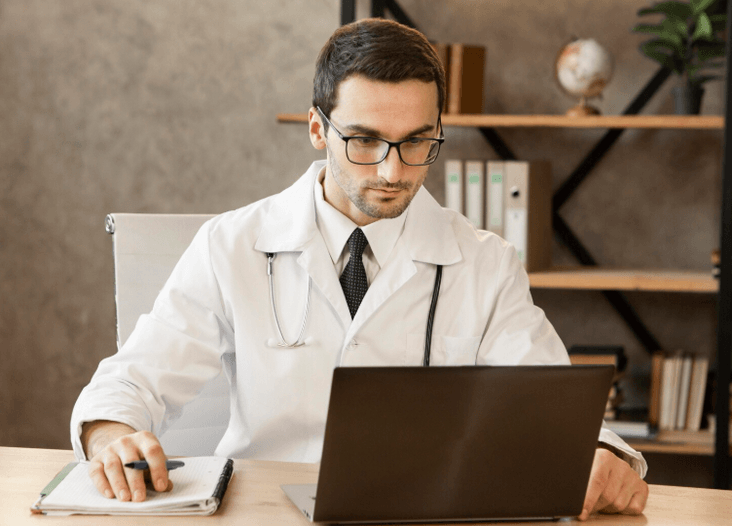 Médico olhando para o notebook