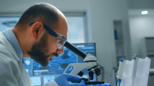 Médico pesquisador em laboratório moderno