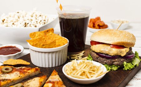 Bandeja de junk food em mesa branca