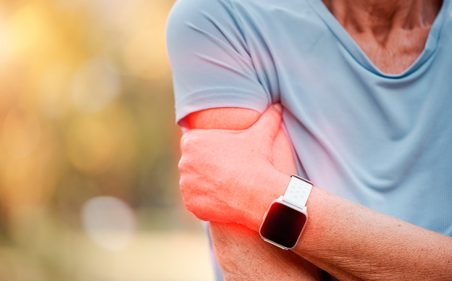 Aptidão do homem e dor no braço ao ar livre para exercícios de emergência médica