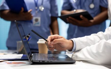 doutor usando notebook em clinica